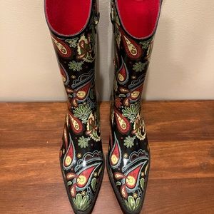 Like new print Rubber boots. Size 9
